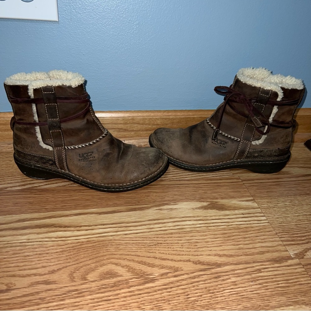 UGG Australia Women’s Cove Toast Brown Leather Sheepskin Moccasin Boot Booties